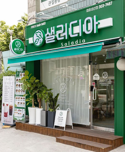 신선한 야채와 토핑으로 건강한 식사를 선사하는 샐러디아 마포성산점!